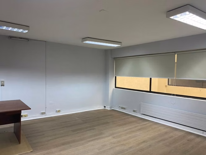Céntrica Oficina 100 m2 con 2 baños / 1 Privado / cocina