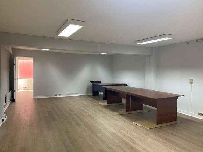 Céntrica Oficina 100 m2 con 2 baños / 1 Privado / cocina