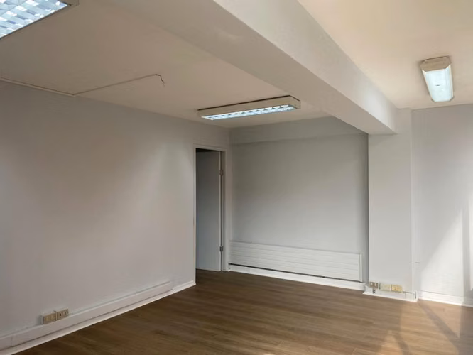 Céntrica Oficina 100 m2 con 2 baños / 1 Privado / cocina
