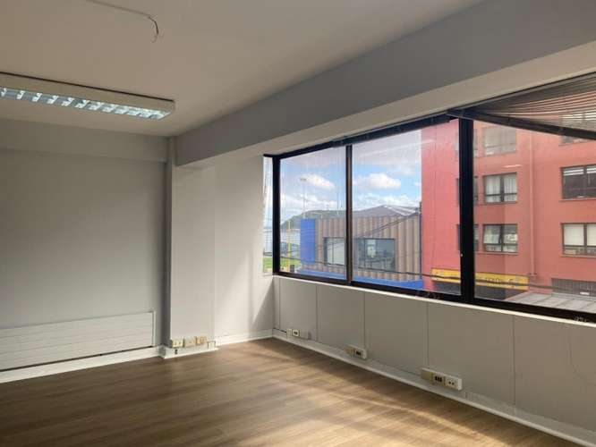 Céntrica Oficina 100 m2 con 2 baños / 1 Privado / cocina