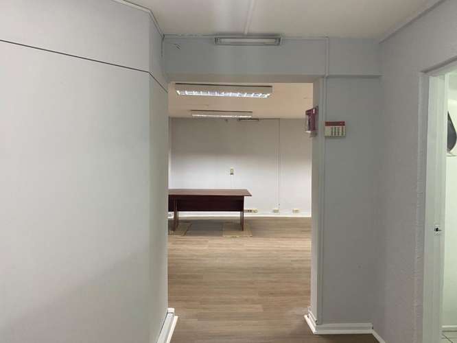 Céntrica Oficina 100 m2 con 2 baños / 1 Privado / cocina