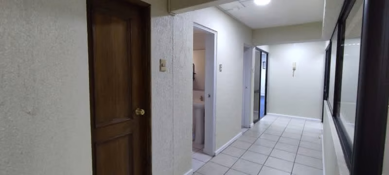 Céntrica Oficina 100 m2 con 2 baños / 1 Privado / cocina