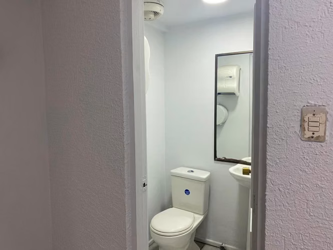Céntrica Oficina 100 m2 con 2 baños / 1 Privado / cocina