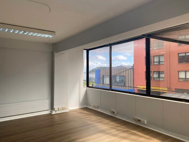 Céntrica Oficina 100 m2 con 2 baños / 1 Privado / cocina