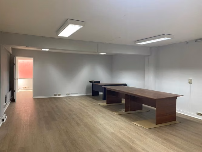 Céntrica Oficina 100 m2 con 2 baños / 1 Privado / cocina