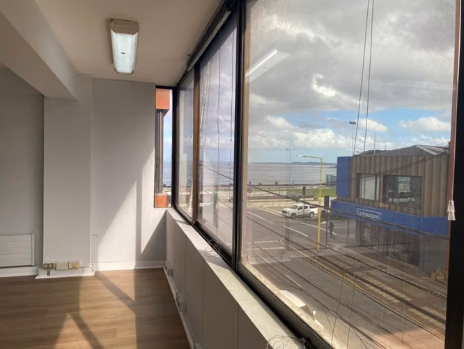 Céntrica Oficina 100 m2 con 2 baños / 1 Privado / cocina