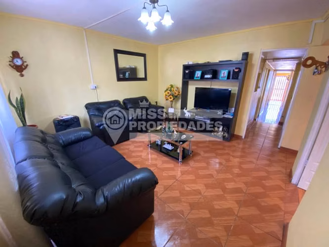 VENDE CASA - POBLACION CHILE, SECTOR CENTRO ALTO