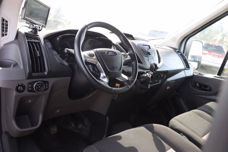 FORD TRANSIT FURGON DE CARGA 2023 UNICO DUEÑO FULL A/C