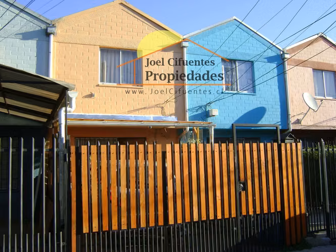 Casa sólida, pareada, buena ubicación. 3 dormitorios, 2 baños C-2384