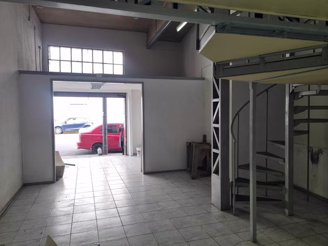 Casa con Local Comercial y 2 Deptos (108610)