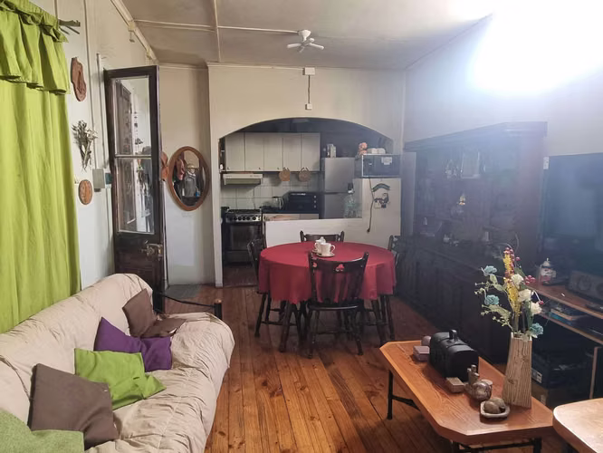 Casa con Local Comercial y 2 Deptos (108610)