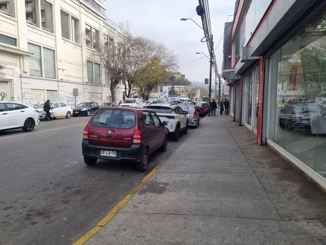 Casa con Local Comercial y 2 Deptos (108610)