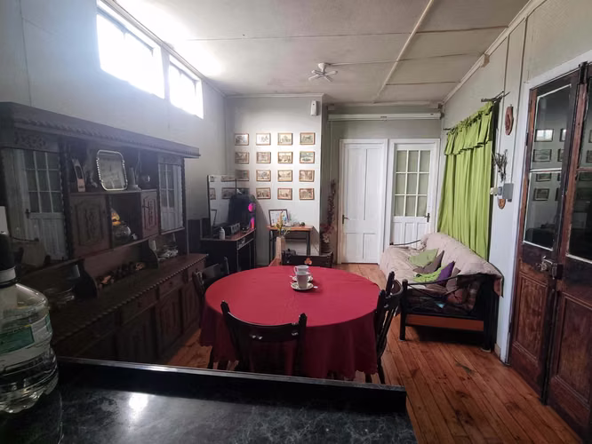 Casa con Local Comercial y 2 Deptos (108610)
