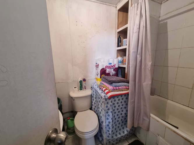 Casa con Local Comercial y 2 Deptos (108610)