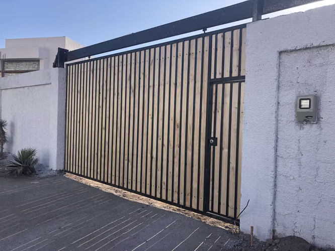 Se arrienda estacionamientos en sector sur de Iquique.