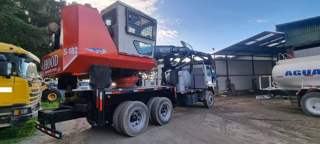 CAMION FORD VARGO Y GRUA FORESTAL HOOD AÑO 2016