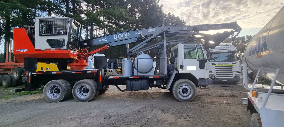 CAMION FORD VARGO Y GRUA FORESTAL HOOD AÑO 2016