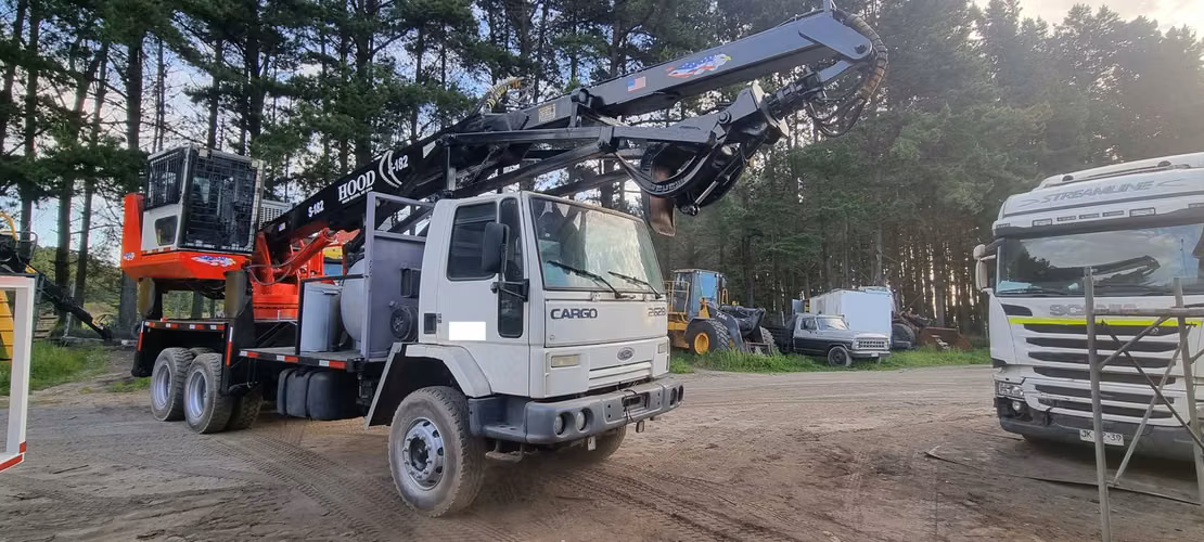 CAMION FORD VARGO Y GRUA FORESTAL HOOD AÑO 2016