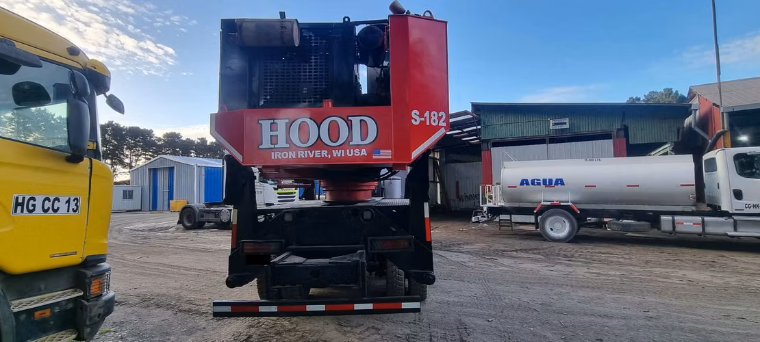 CAMION FORD VARGO Y GRUA FORESTAL HOOD AÑO 2016