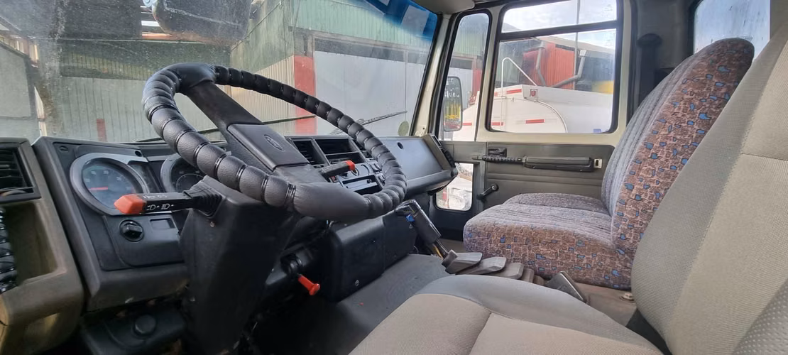 CAMION FORD VARGO Y GRUA FORESTAL HOOD AÑO 2016