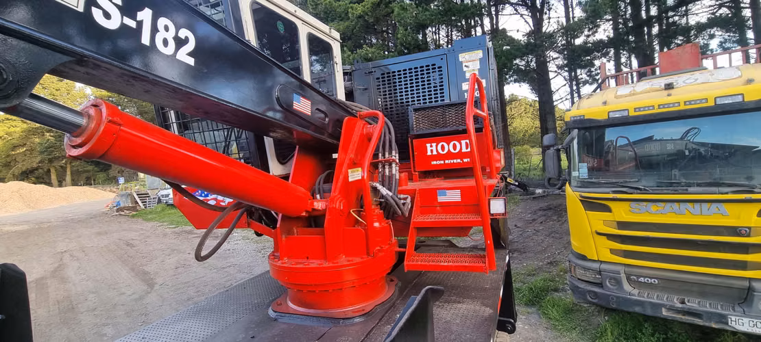 CAMION FORD VARGO Y GRUA FORESTAL HOOD AÑO 2016