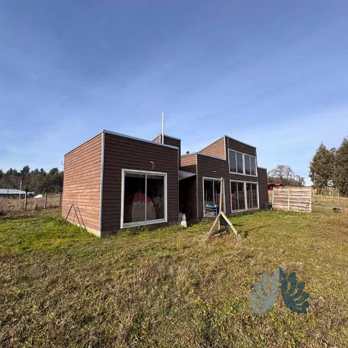 Venta Parcela con casa orilla estero (110322)