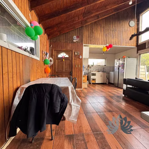 Venta Parcela con casa orilla estero (110322)