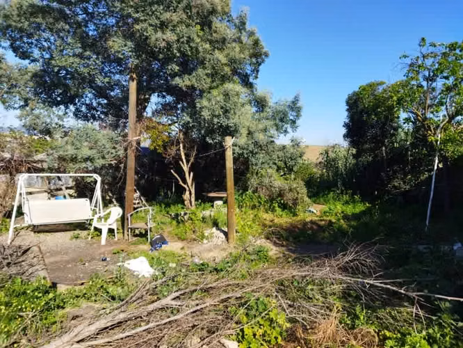 TERRENO PLANO URBANIZADO CON CONSTRUCCIÓN LIVIANA - Imagen 6