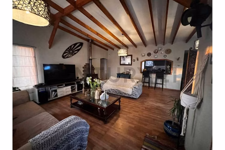 Parcela con hermosa casa principal y cabaña.