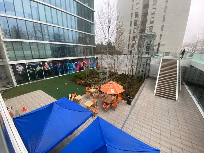 Amplio zócalo en venta en Avenida Las Condes