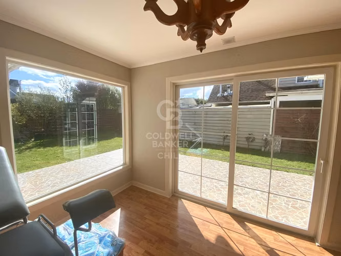 Casa familiar con lindo jardín en excelente ubicación