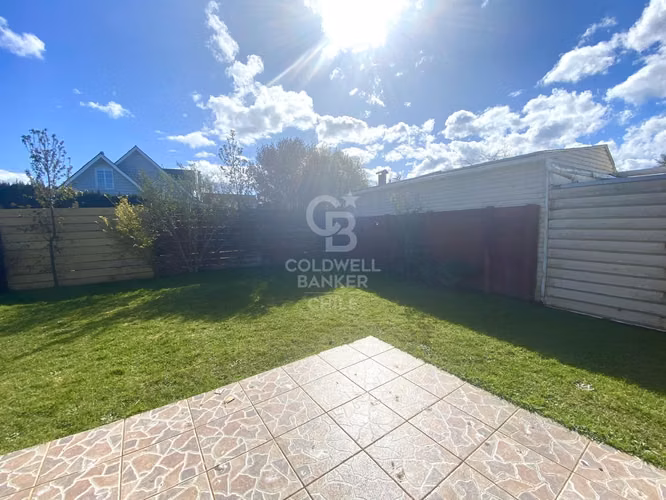 Casa familiar con lindo jardín en excelente ubicación