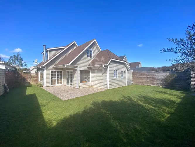 Casa familiar con lindo jardín en excelente ubicación