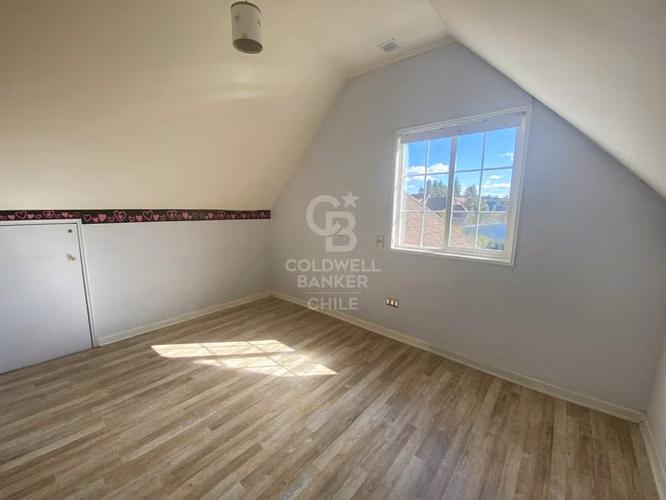Casa familiar con lindo jardín en excelente ubicación