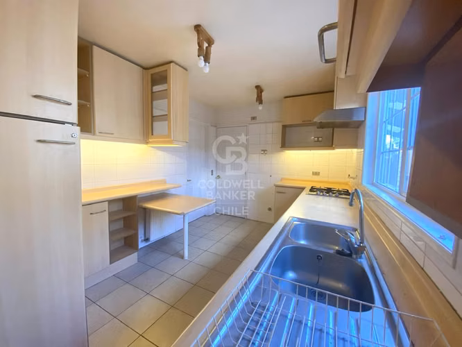 Casa familiar con lindo jardín en excelente ubicación
