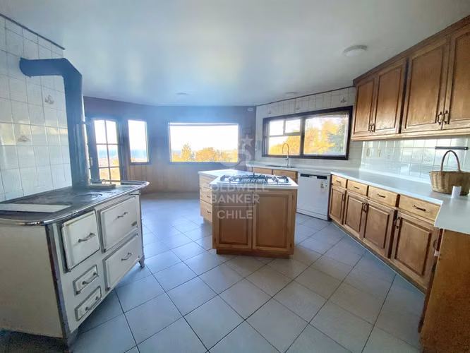 Gran casa en venta con vista al lago y volcán Osorno