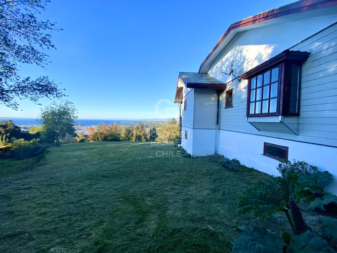 Gran casa en venta con vista al lago y volcán Osorno