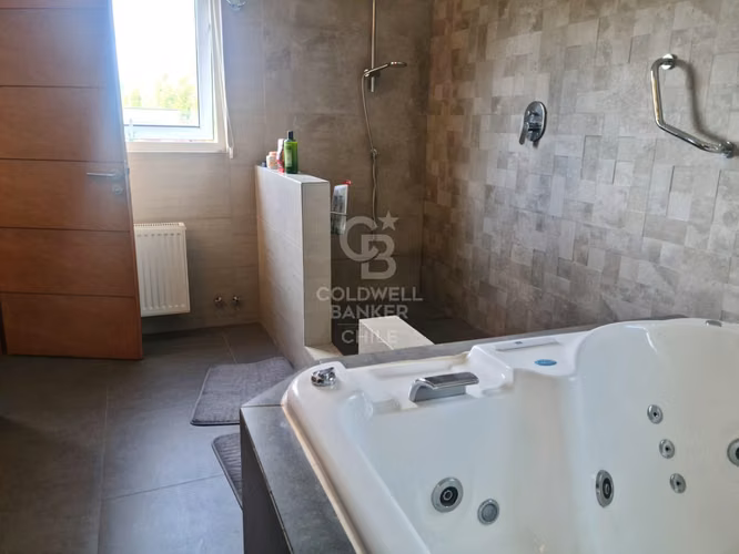 Exclusiva Casa Mediterránea en Osorno: Naturaleza y Lujo