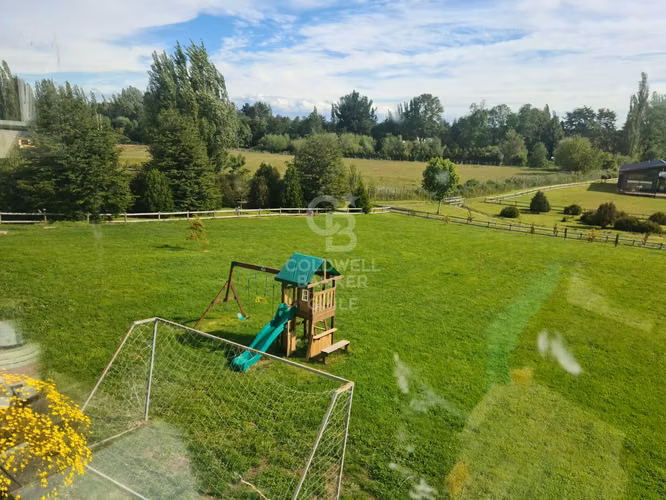 Exclusiva Casa Mediterránea en Osorno: Naturaleza y Lujo