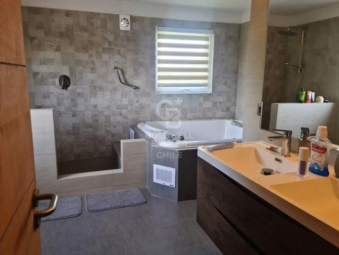 Exclusiva Casa Mediterránea en Osorno: Naturaleza y Lujo