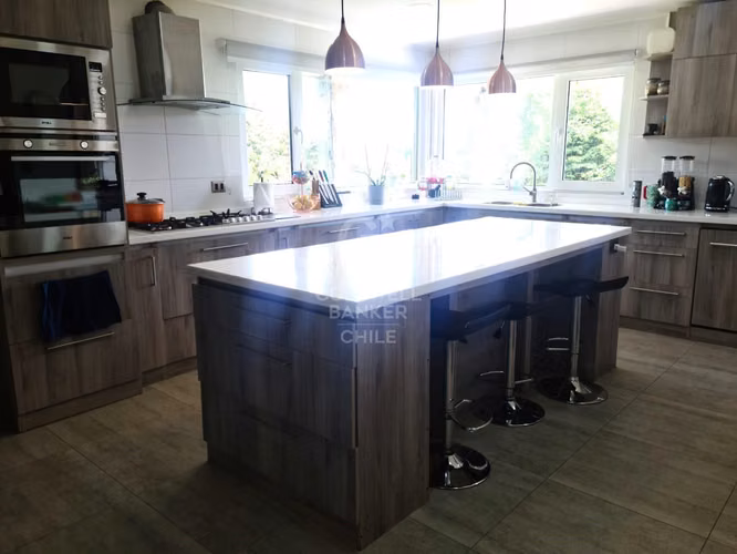 Exclusiva Casa Mediterránea en Osorno: Naturaleza y Lujo