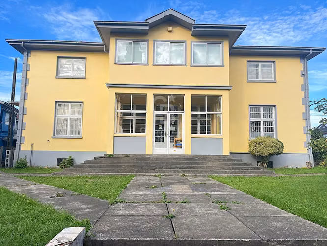 Impecable edificio amoblado para arriendo.