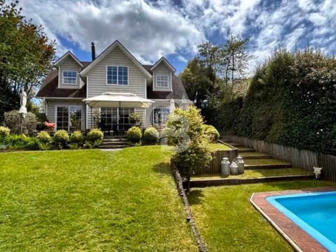 Casa exclusiva en Puerto Varas: Piscina y Quincho!