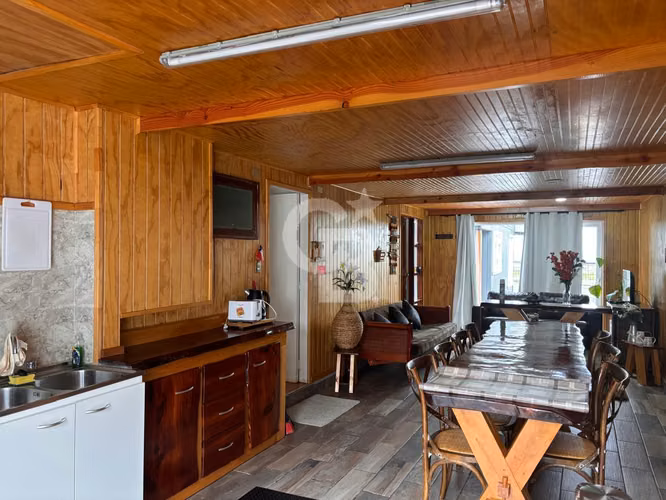 Propiedad con uso comercial y habitacional