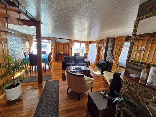 Propiedad con uso comercial y habitacional