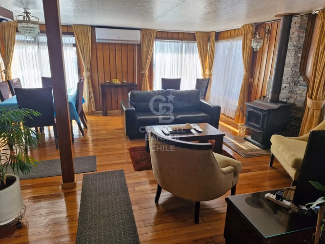 Propiedad con uso comercial y habitacional