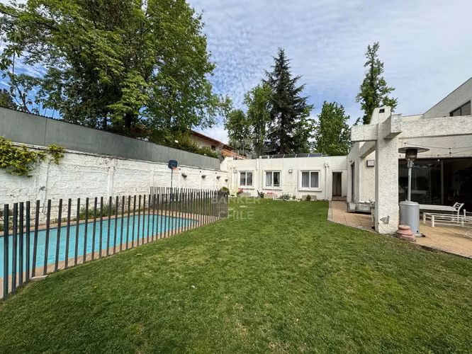 Elegante casa en Quinchamalí con jardín y piscina solar