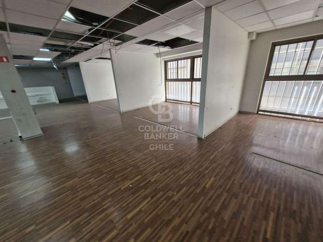 Local 1.241m2 Santiago Centro Bajó UF 4.400 - Imagen 2