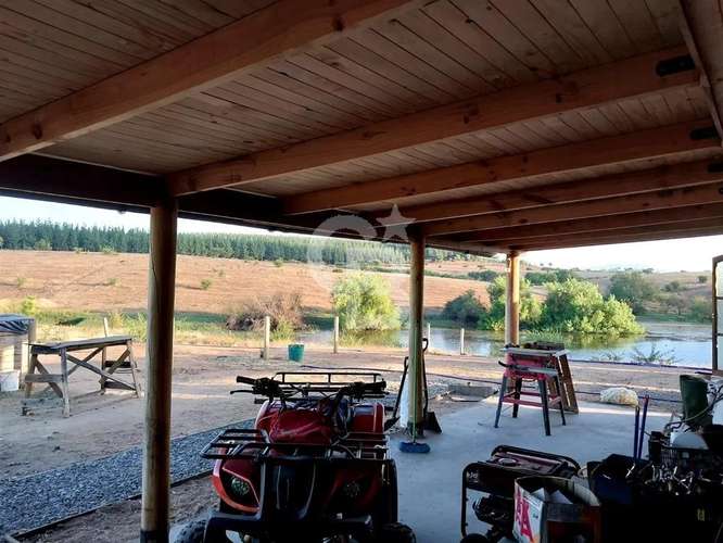 Campo agrícola con Laguna, estero y casa