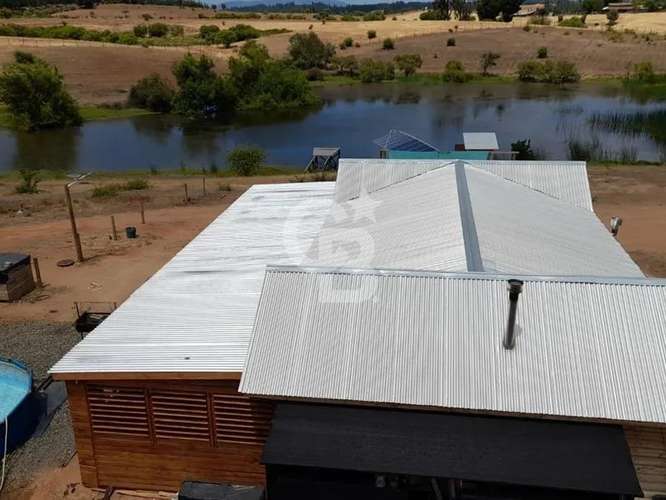 Campo agrícola con Laguna, estero y casa